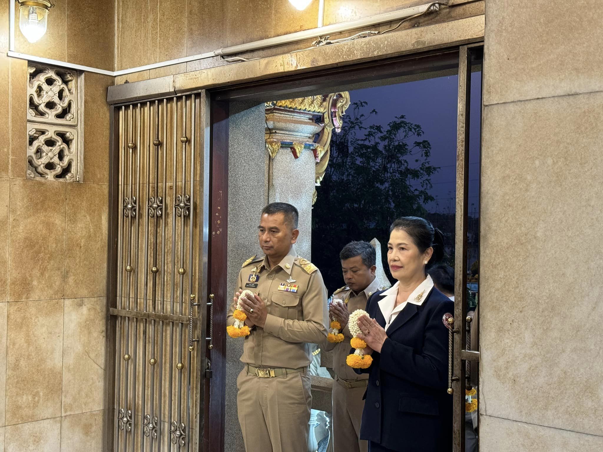 พช.หนองคาย ร่วมพิธีสักการะสิ่งศักดิ์สิทธิ์ พิธีบวงสรวง และทำบุญอุทิศส่วนกุศลให้กับบรรพบุรุษ ในงาน “ฉลองอนุสาวรีย์ปราบฮ่อใต้ร่มพระบารมี 197 ปี เมืองหนองคาย และงานกาชาด พ.ศ.2567”