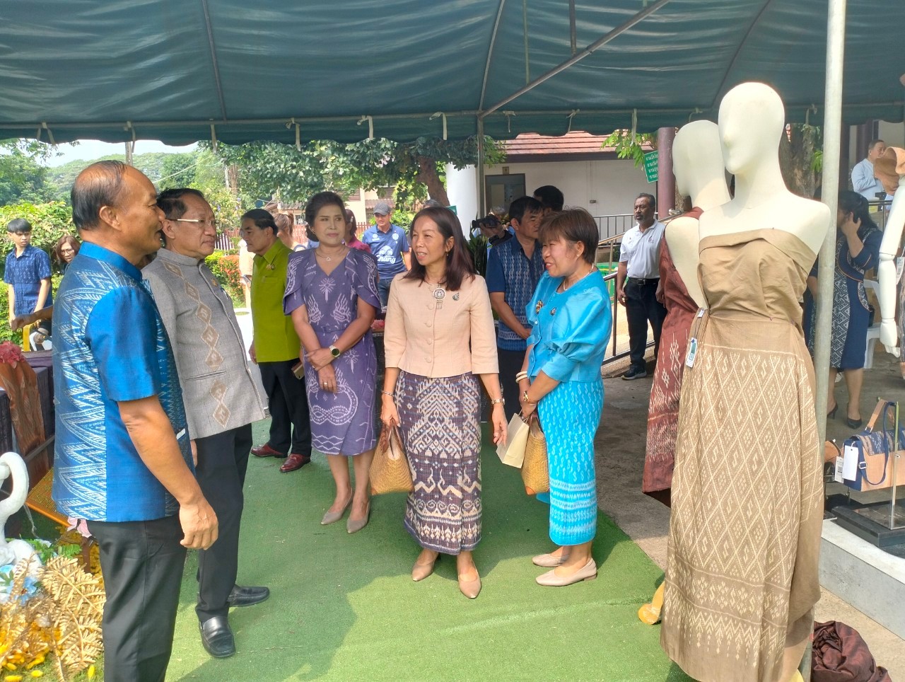 พช.หนองคาย ร่วมกับ อบจ.หนองคาย สืบสานอนุรักษ์ศิลป์ผ้าถิ่นไทย ดํารงไว้ในแผ่นดิน จัดโครงการสืบสานภูมิปัญญาผ้าไทย “เสน่ห์ผ้า เสน่ห์เมืองหนองคาย”