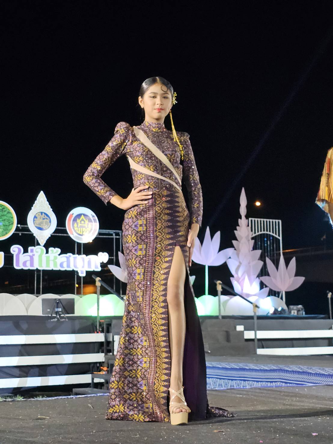 จังหวัดหนองคาย เดินแบบผ้าไทยเพื่อการกุศล “ผ้าไทย ใส่ให้สนุก” ประจำปี พ.ศ. 2567 “เสน่ห์ผ้า เสน่ห์เมืองหนองคาย”