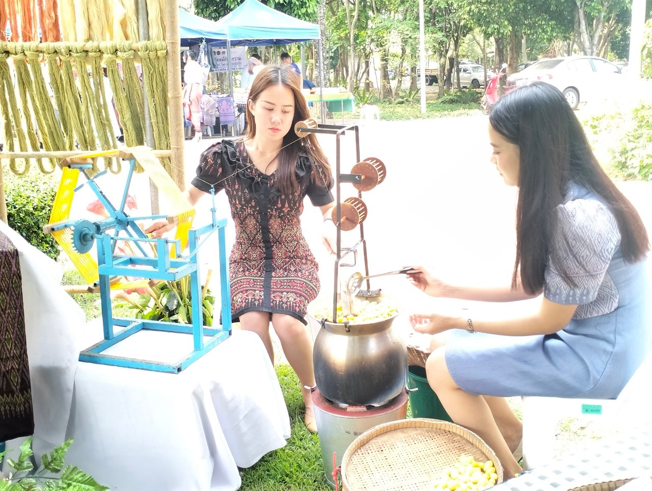 พช.หนองคาย ร่วมกับ อบจ.หนองคาย สืบสานอนุรักษ์ศิลป์ผ้าถิ่นไทย ดํารงไว้ในแผ่นดิน จัดโครงการสืบสานภูมิปัญญาผ้าไทย “เสน่ห์ผ้า เสน่ห์เมืองหนองคาย”