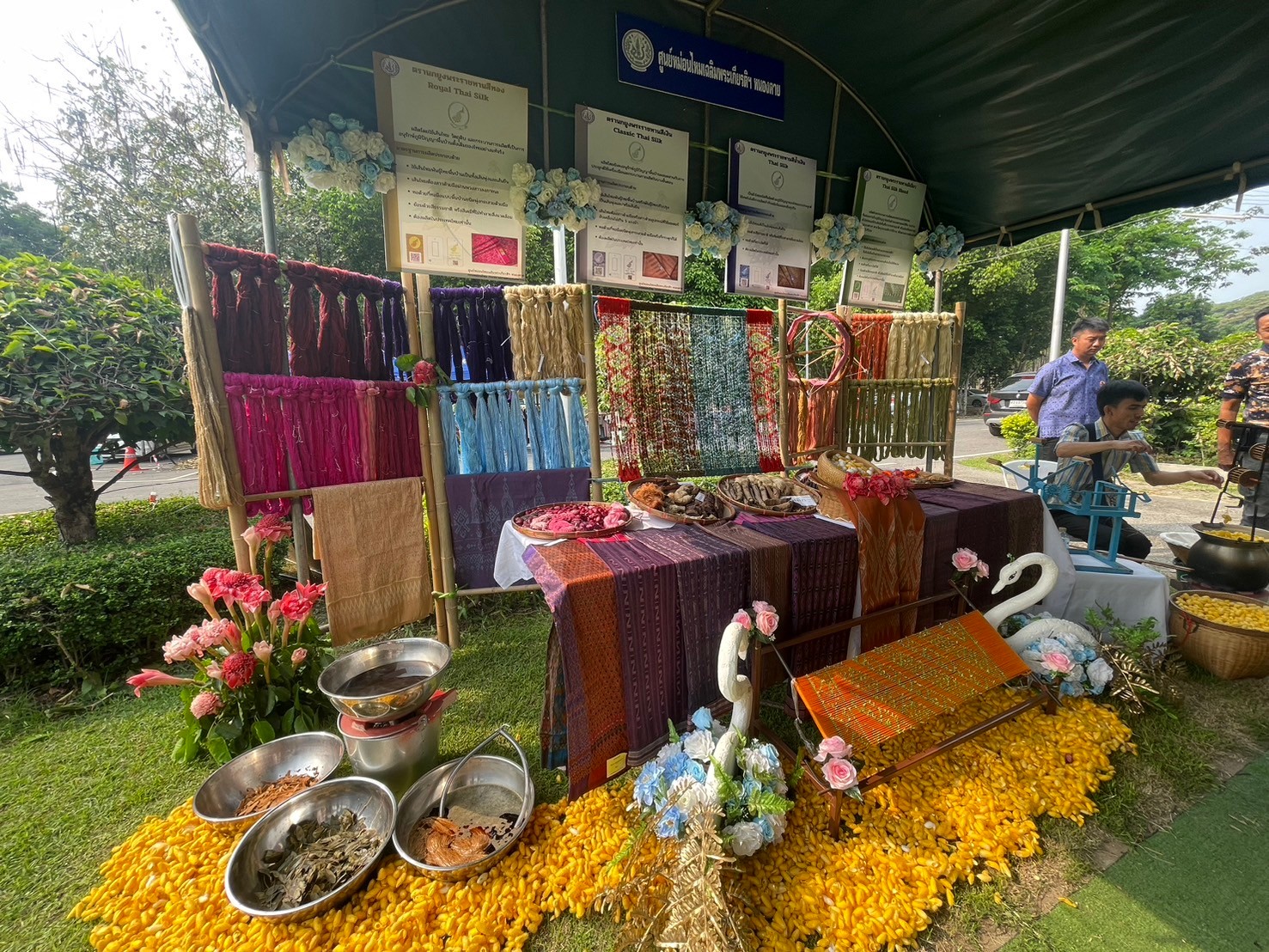 พช.หนองคาย ร่วมกับ อบจ.หนองคาย สืบสานอนุรักษ์ศิลป์ผ้าถิ่นไทย ดํารงไว้ในแผ่นดิน จัดโครงการสืบสานภูมิปัญญาผ้าไทย “เสน่ห์ผ้า เสน่ห์เมืองหนองคาย”