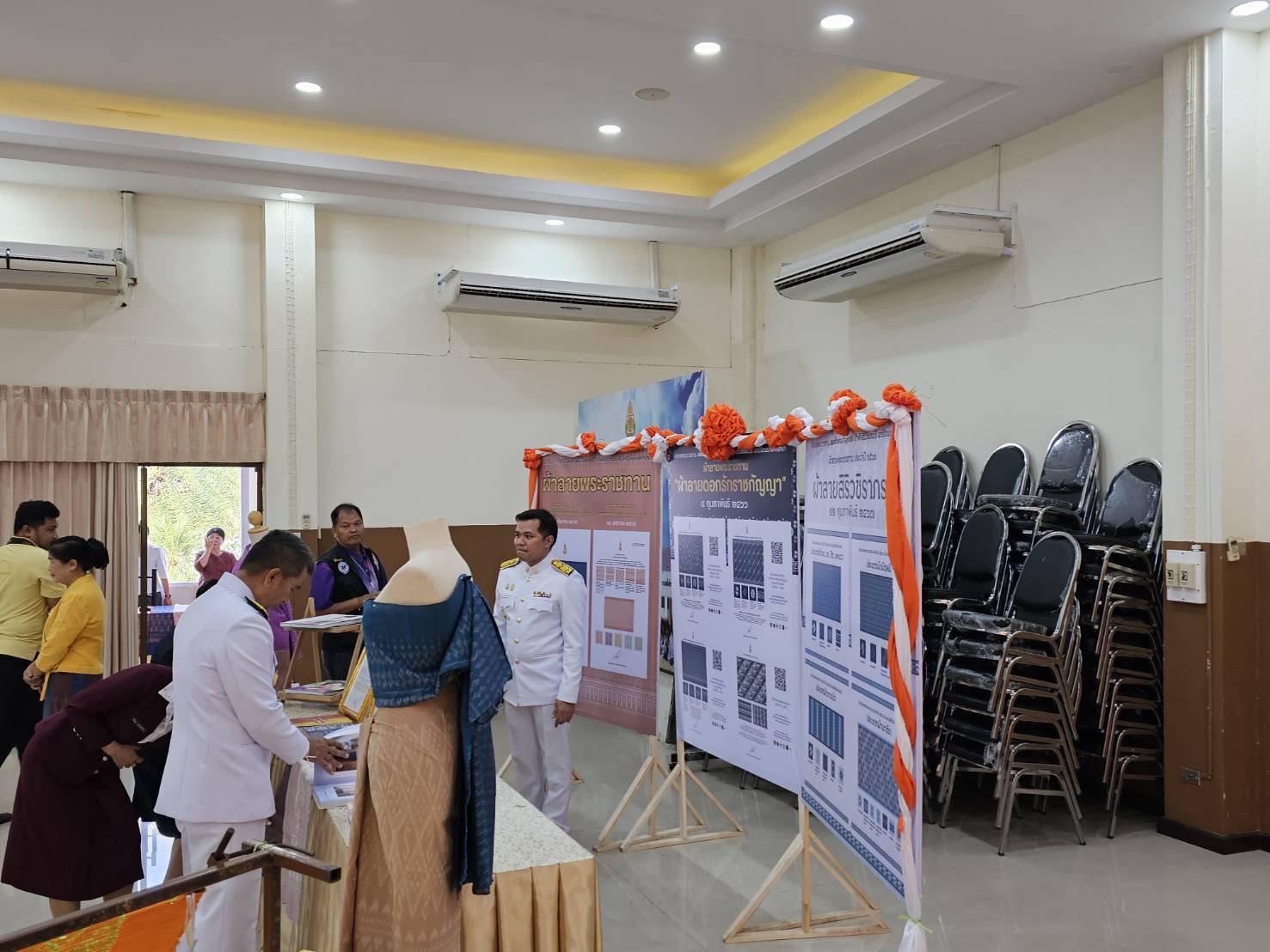 จังหวัดหนองคาย จัดพิธีมอบลายผ้าพระราชทาน “ผ้าลายสิริวชิภรณ์” “ผ้าลายชบาปัตตานี” และเครื่องหมายรับรองสินค้าแฟชั่นและหัตถกรรมพระราชทาน “Sustainable Fashion : แฟชั่นแห่งความยั่งยืน”