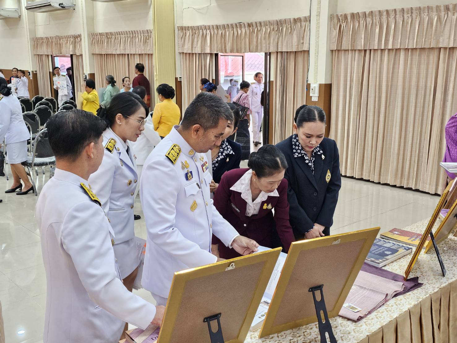 จังหวัดหนองคาย จัดพิธีมอบลายผ้าพระราชทาน “ผ้าลายสิริวชิภรณ์” “ผ้าลายชบาปัตตานี” และเครื่องหมายรับรองสินค้าแฟชั่นและหัตถกรรมพระราชทาน “Sustainable Fashion : แฟชั่นแห่งความยั่งยืน”