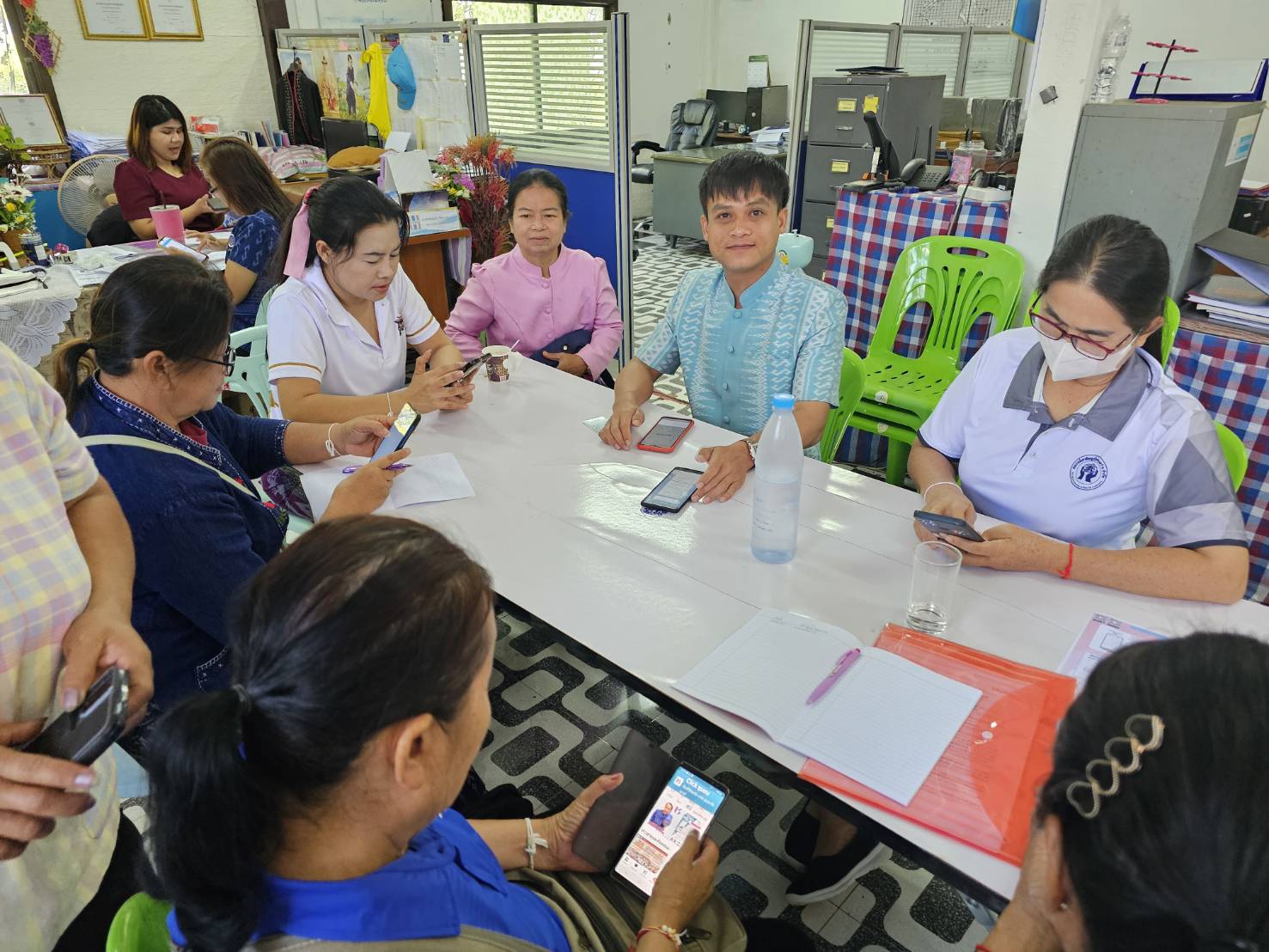 พช.หนองคาย ติดตามและสนับสนุนการจัดเก็บข้อมูลความจำเป็นพื้นฐาน (จปฐ.) ปี 2567 และสนับสนุนผู้ประกอบการ OTOP ลงทะเบียน Shop ชุมชน อำเภอรัตนวาปี