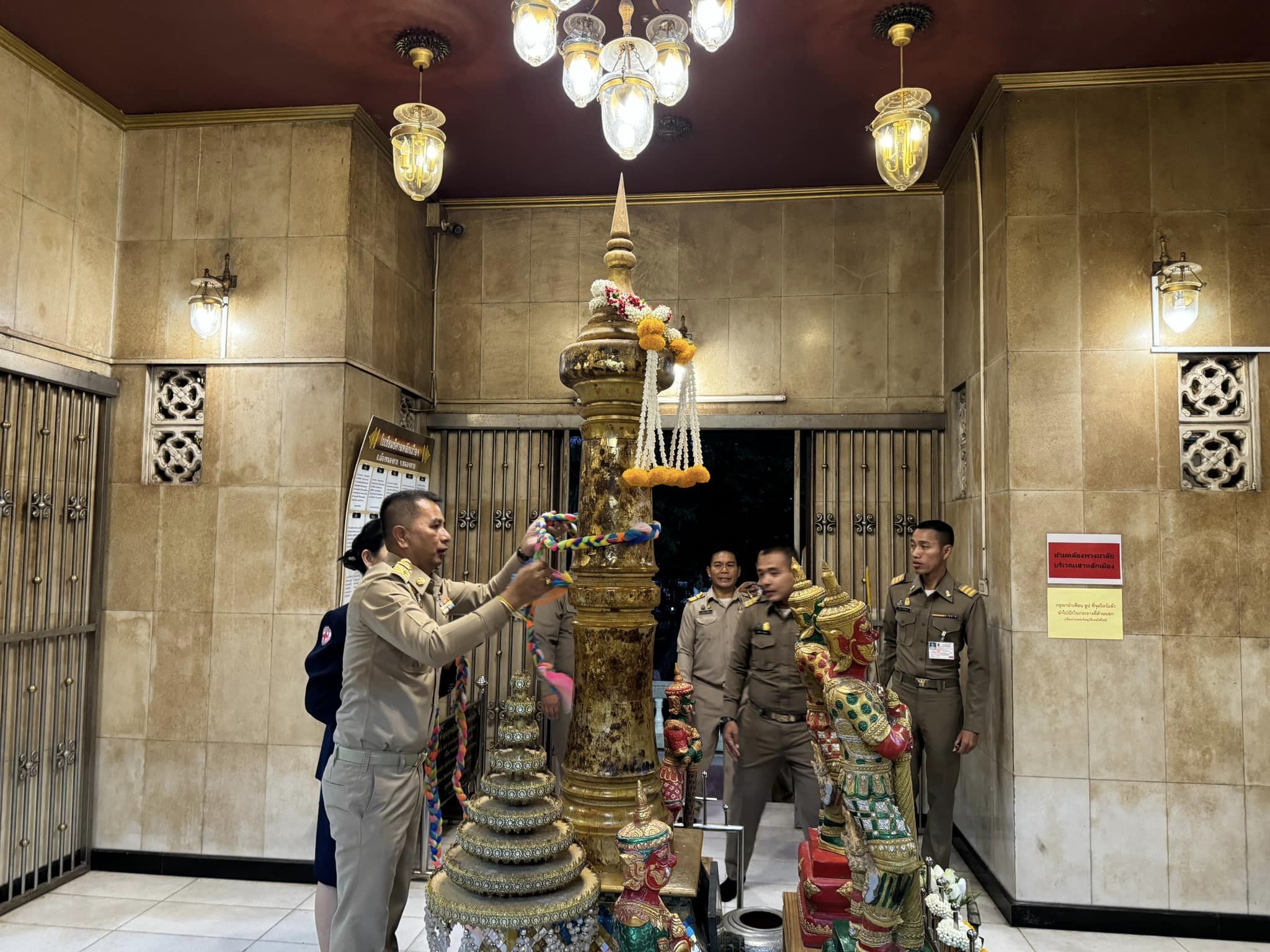 พช.หนองคาย ร่วมพิธีสักการะสิ่งศักดิ์สิทธิ์ พิธีบวงสรวง และทำบุญอุทิศส่วนกุศลให้กับบรรพบุรุษ ในงาน “ฉลองอนุสาวรีย์ปราบฮ่อใต้ร่มพระบารมี 197 ปี เมืองหนองคาย และงานกาชาด พ.ศ.2567”