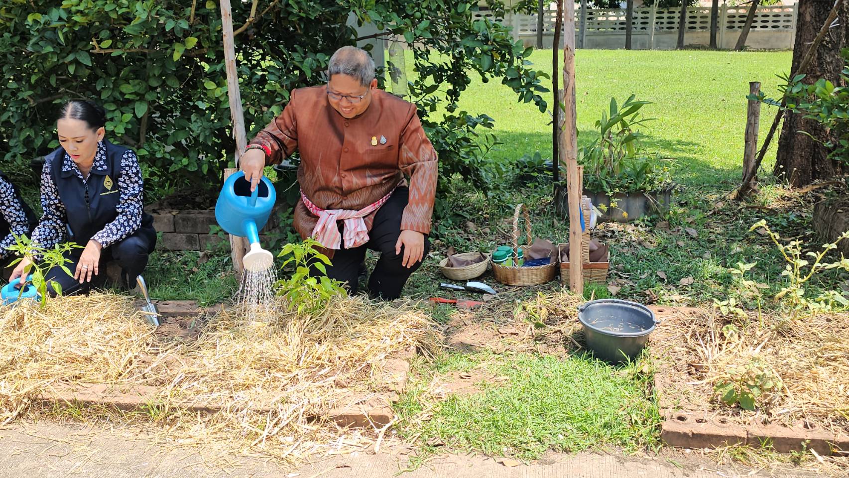 ผู้ว่าฯ หนองคาย ขับเคลื่อนนโยบายกระทรวงมหาดไทย ผ่านการน้อมนำแนวพระราชดำริของสมเด็จพระกนิษฐาธิราชเจ้า กรมสมเด็จพระเทพรัตนราชสุดา ฯ สยามบรมราชกุมารี สู่ปฏิบัติการปลูกผักสวนครัว เพื่อสร้างความมั่นคงทางอาหาร และ โครงการ “ผ้าไทยใส่ให้สนุก”