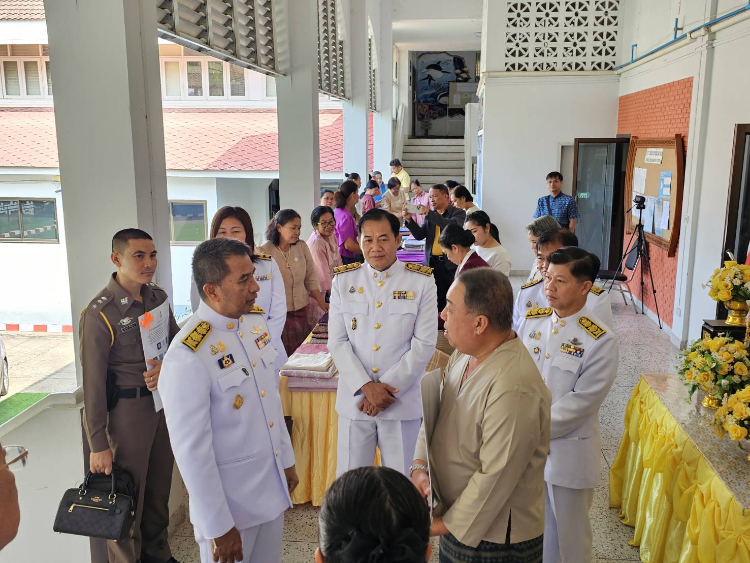 จังหวัดหนองคาย จัดพิธีมอบลายผ้าพระราชทาน “ผ้าลายสิริวชิภรณ์” “ผ้าลายชบาปัตตานี” และเครื่องหมายรับรองสินค้าแฟชั่นและหัตถกรรมพระราชทาน “Sustainable Fashion : แฟชั่นแห่งความยั่งยืน”