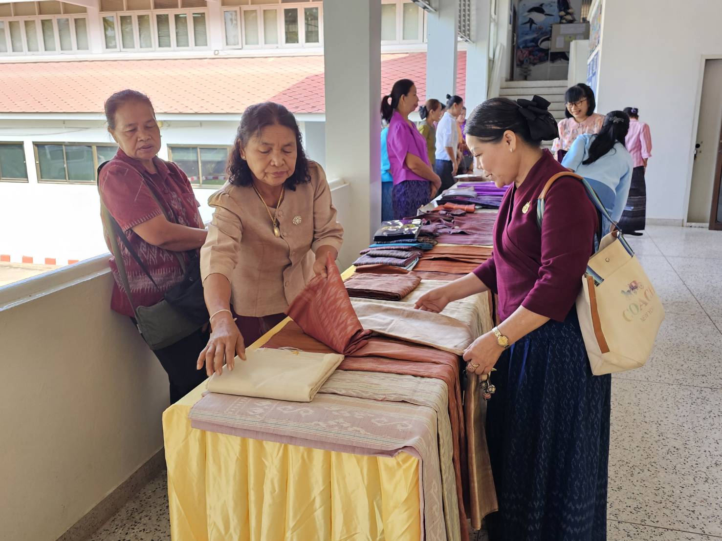 จังหวัดหนองคาย จัดพิธีมอบลายผ้าพระราชทาน “ผ้าลายสิริวชิภรณ์” “ผ้าลายชบาปัตตานี” และเครื่องหมายรับรองสินค้าแฟชั่นและหัตถกรรมพระราชทาน “Sustainable Fashion : แฟชั่นแห่งความยั่งยืน”