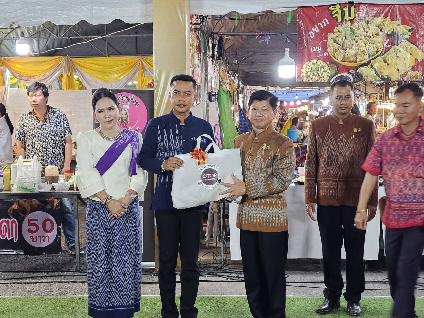 พช.หนองคาย ยกขบวนสินค้าผลิตภัณฑ์ชุมชน ของดี OTOP มาจัดแสดงและจำหน่าย ในงาน “ฉลองอนุสาวรีย์ปราบฮ่อ ใต้ร่มพระบารมี 197 ปี เมืองหนองคาย และงานกาชาด พ.ศ.2567”