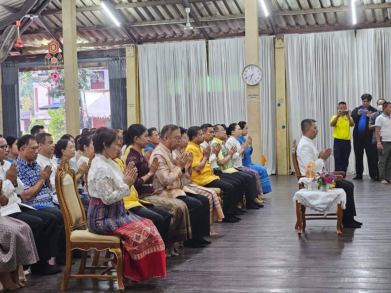 พช. หนองคาย ร่วมกิจกรรม “นุ่งผ้าไทย ใส่บาตรริมโขง”