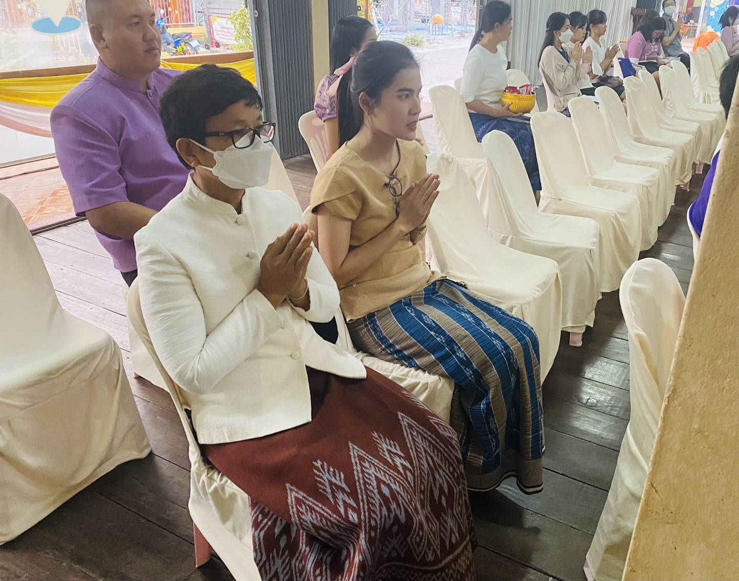 พช. หนองคาย ร่วมกิจกรรม “นุ่งผ้าไทย ใส่บาตรริมโขง”