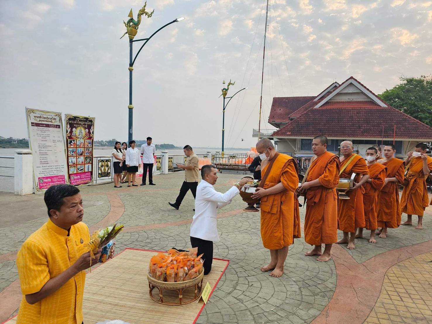 พช. หนองคาย ร่วมกิจกรรม “นุ่งผ้าไทย ใส่บาตรริมโขง”