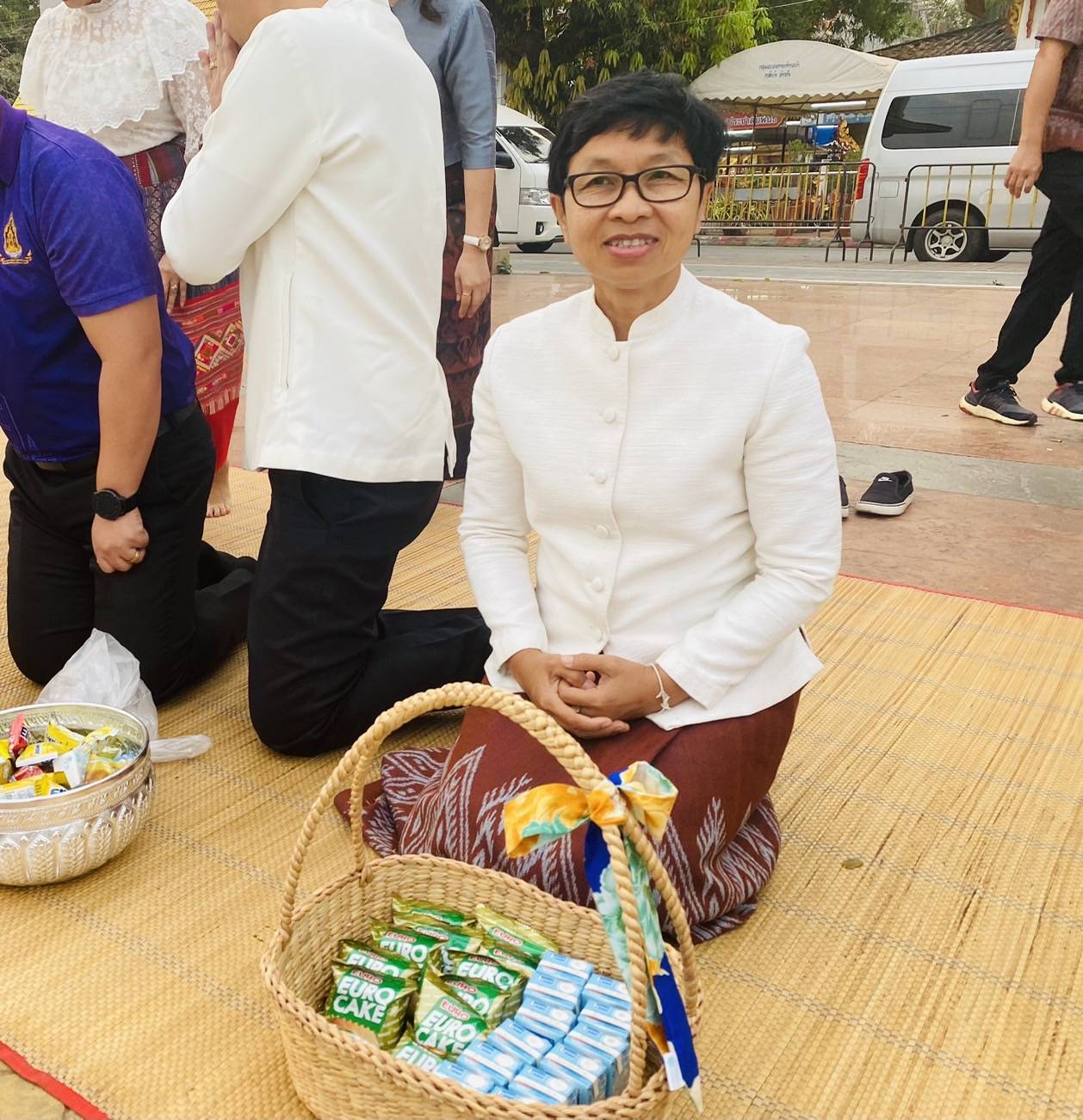 พช. หนองคาย ร่วมกิจกรรม “นุ่งผ้าไทย ใส่บาตรริมโขง”