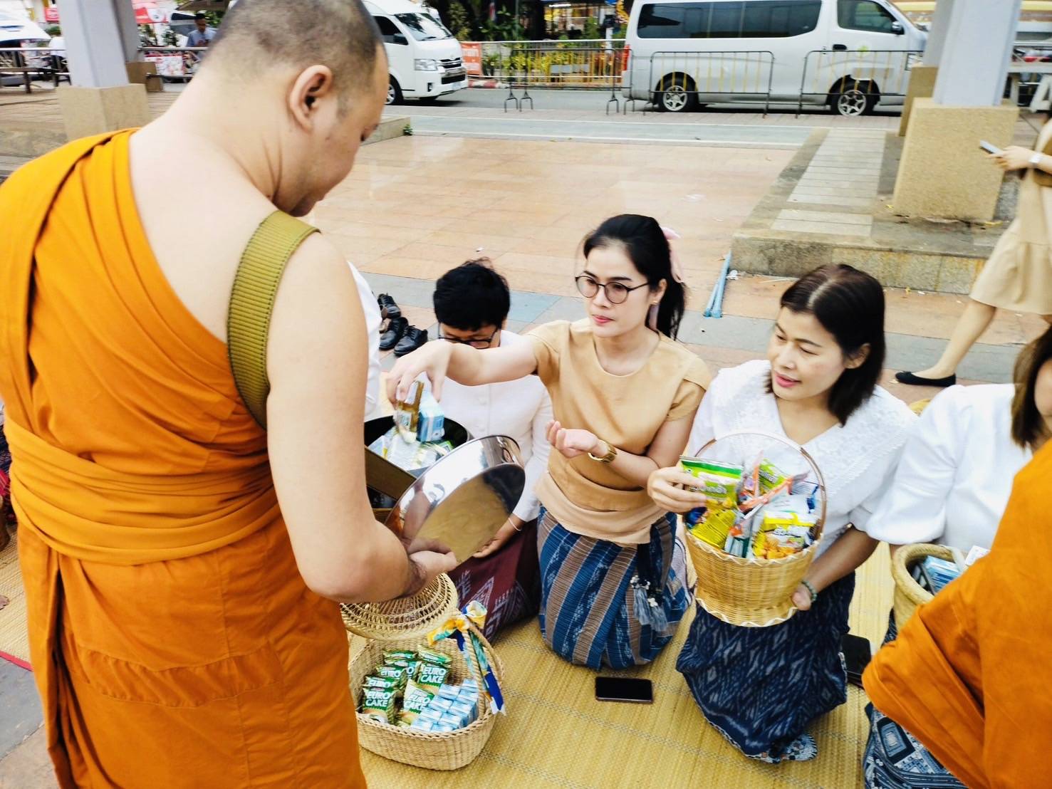 พช. หนองคาย ร่วมกิจกรรม “นุ่งผ้าไทย ใส่บาตรริมโขง”