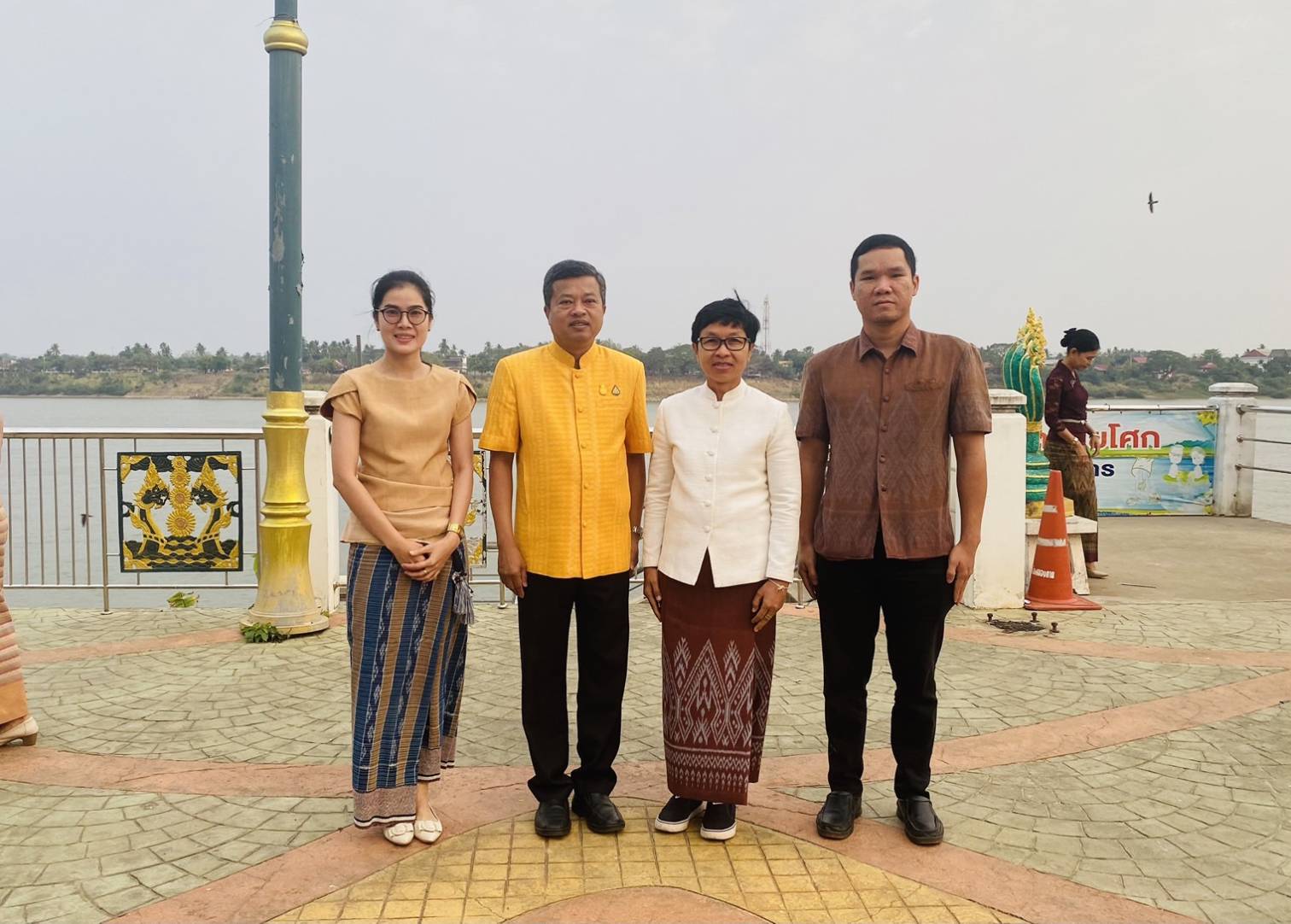 พช. หนองคาย ร่วมกิจกรรม “นุ่งผ้าไทย ใส่บาตรริมโขง”