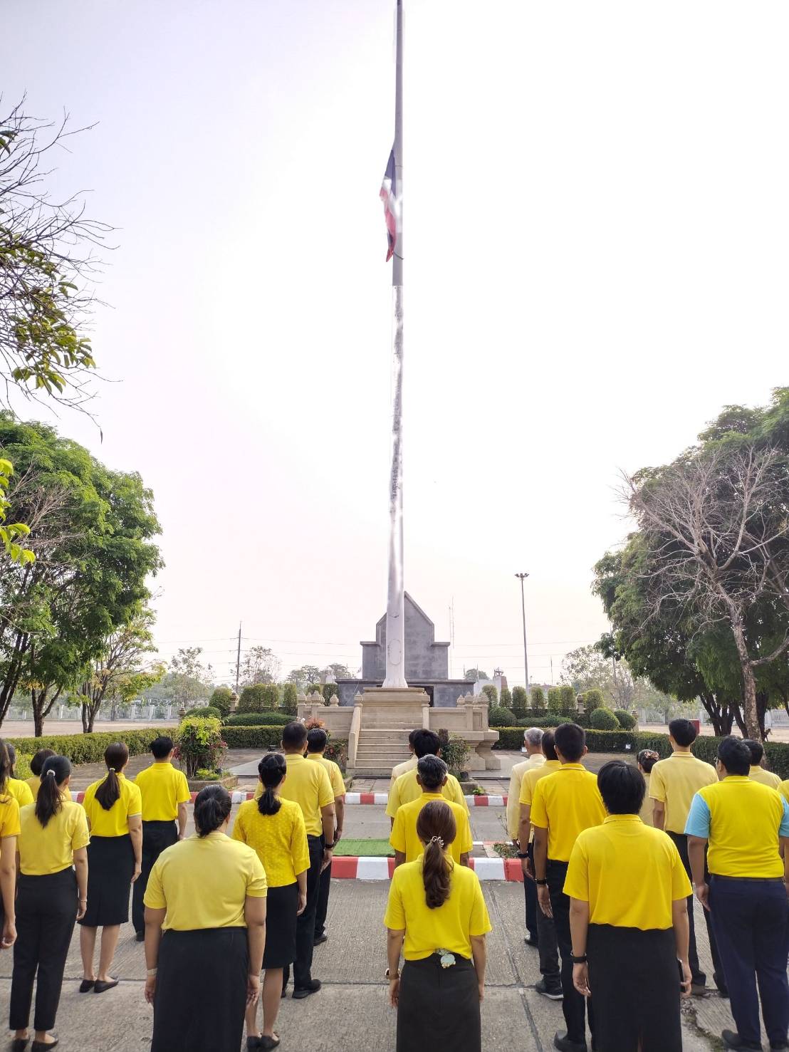 พช.หนองคาย ร่วมกิจกรรมเคารพธงชาติ ณ บริเวณเสาธง ถนนด้านหน้าศาลากลางจังหวัดหนองคาย