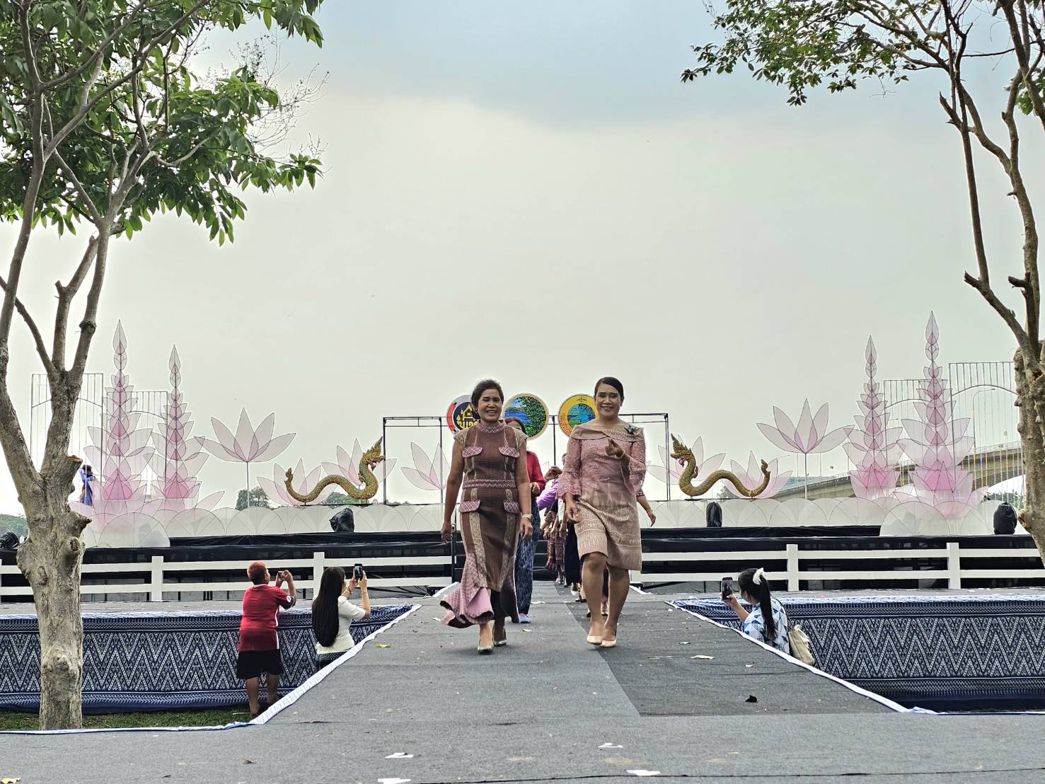 พช.หนองคาย ร่วมกับ อบจ.หนองคาย สืบสานอนุรักษ์ศิลป์ผ้าถิ่นไทย ดํารงไว้ในแผ่นดิน จัดโครงการสืบสานภูมิปัญญาผ้าไทย “เสน่ห์ผ้า เสน่ห์เมืองหนองคาย”