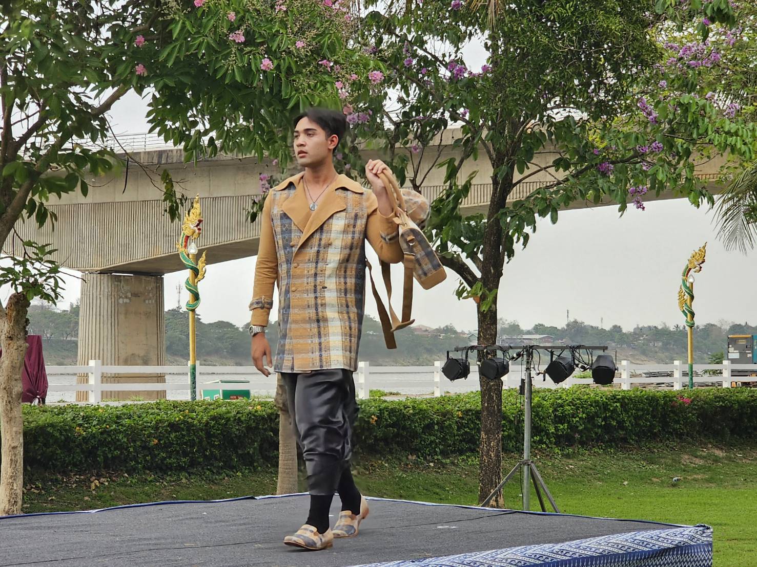 พช.หนองคาย ร่วมกับ อบจ.หนองคาย สืบสานอนุรักษ์ศิลป์ผ้าถิ่นไทย ดํารงไว้ในแผ่นดิน จัดโครงการสืบสานภูมิปัญญาผ้าไทย “เสน่ห์ผ้า เสน่ห์เมืองหนองคาย”