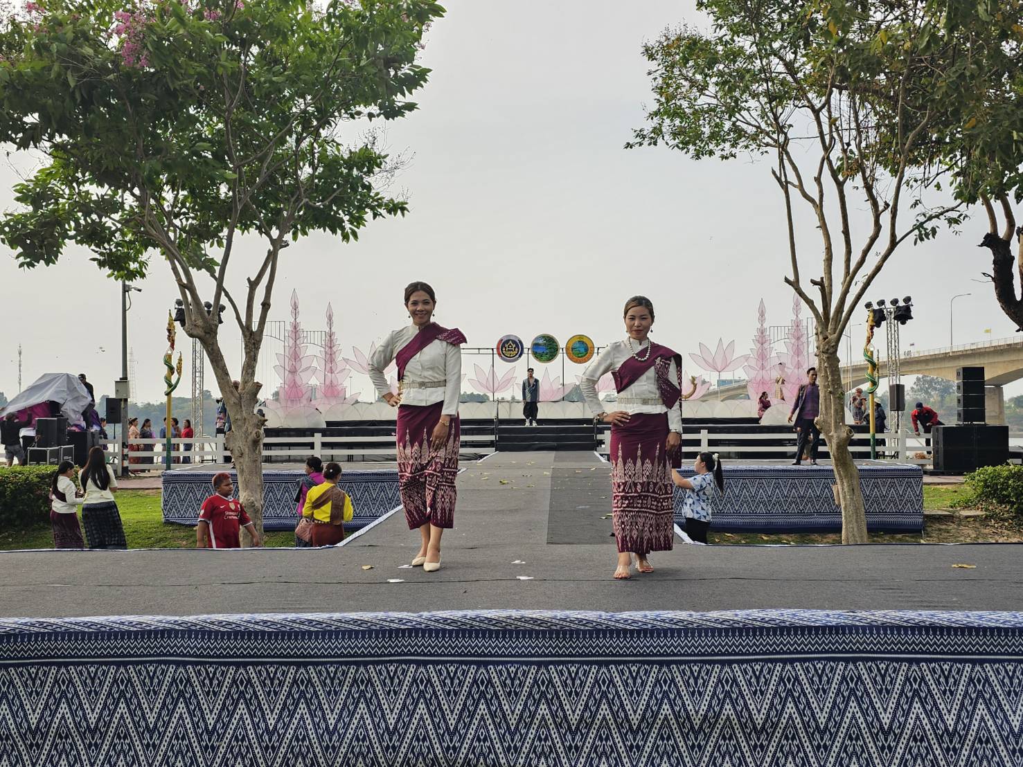 พช.หนองคาย ร่วมกับ อบจ.หนองคาย สืบสานอนุรักษ์ศิลป์ผ้าถิ่นไทย ดํารงไว้ในแผ่นดิน จัดโครงการสืบสานภูมิปัญญาผ้าไทย “เสน่ห์ผ้า เสน่ห์เมืองหนองคาย”
