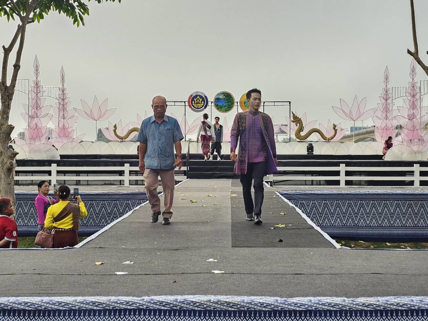 พช.หนองคาย ร่วมกับ อบจ.หนองคาย สืบสานอนุรักษ์ศิลป์ผ้าถิ่นไทย ดํารงไว้ในแผ่นดิน จัดโครงการสืบสานภูมิปัญญาผ้าไทย “เสน่ห์ผ้า เสน่ห์เมืองหนองคาย”