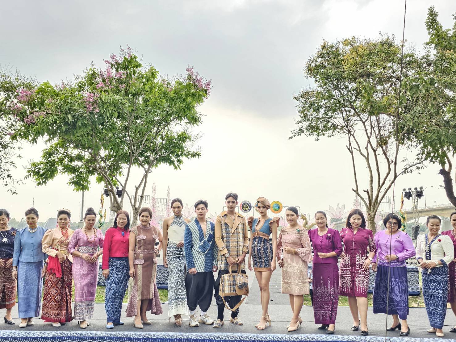 พช.หนองคาย ร่วมกับ อบจ.หนองคาย สืบสานอนุรักษ์ศิลป์ผ้าถิ่นไทย ดํารงไว้ในแผ่นดิน จัดโครงการสืบสานภูมิปัญญาผ้าไทย “เสน่ห์ผ้า เสน่ห์เมืองหนองคาย”