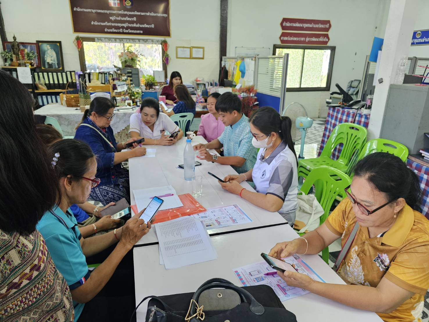 พช.หนองคาย ติดตามและสนับสนุนการจัดเก็บข้อมูลความจำเป็นพื้นฐาน (จปฐ.) ปี 2567 และสนับสนุนผู้ประกอบการ OTOP ลงทะเบียน Shop ชุมชน อำเภอรัตนวาปี