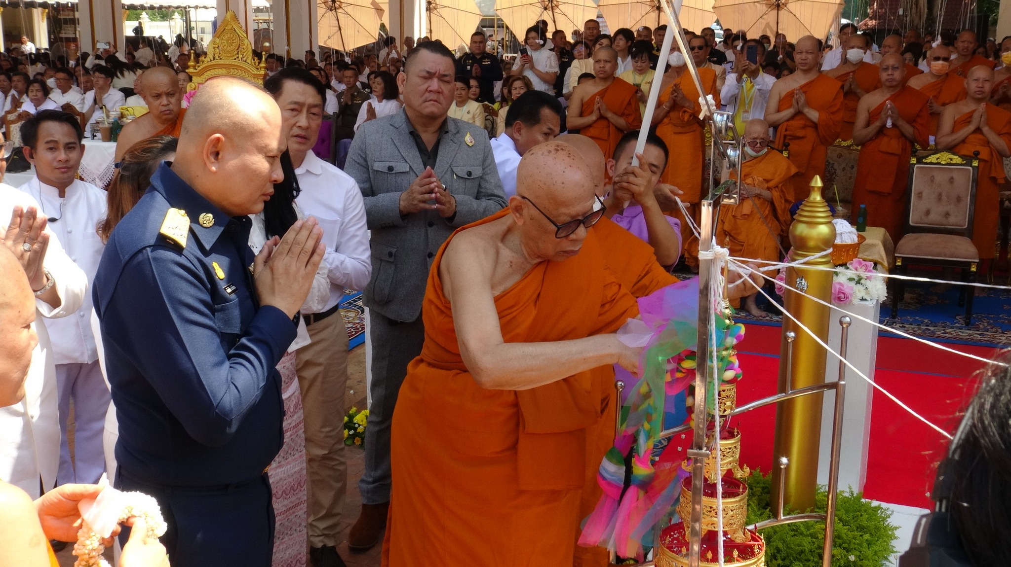 พช.หนองคาย ร่วมพิธียกฉัตรพระธาตุอรหันต์และพิธีมหาพุทธาภิเษกหลวงพ่อพระใสองค์จำลอง