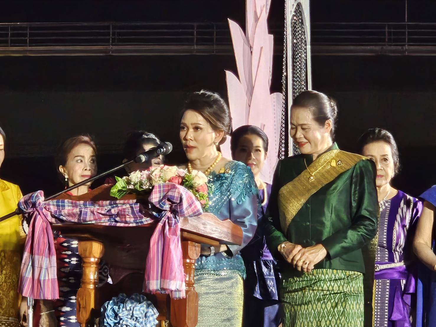 จังหวัดหนองคาย เดินแบบผ้าไทยเพื่อการกุศล “ผ้าไทย ใส่ให้สนุก” ประจำปี พ.ศ. 2567 “เสน่ห์ผ้า เสน่ห์เมืองหนองคาย”