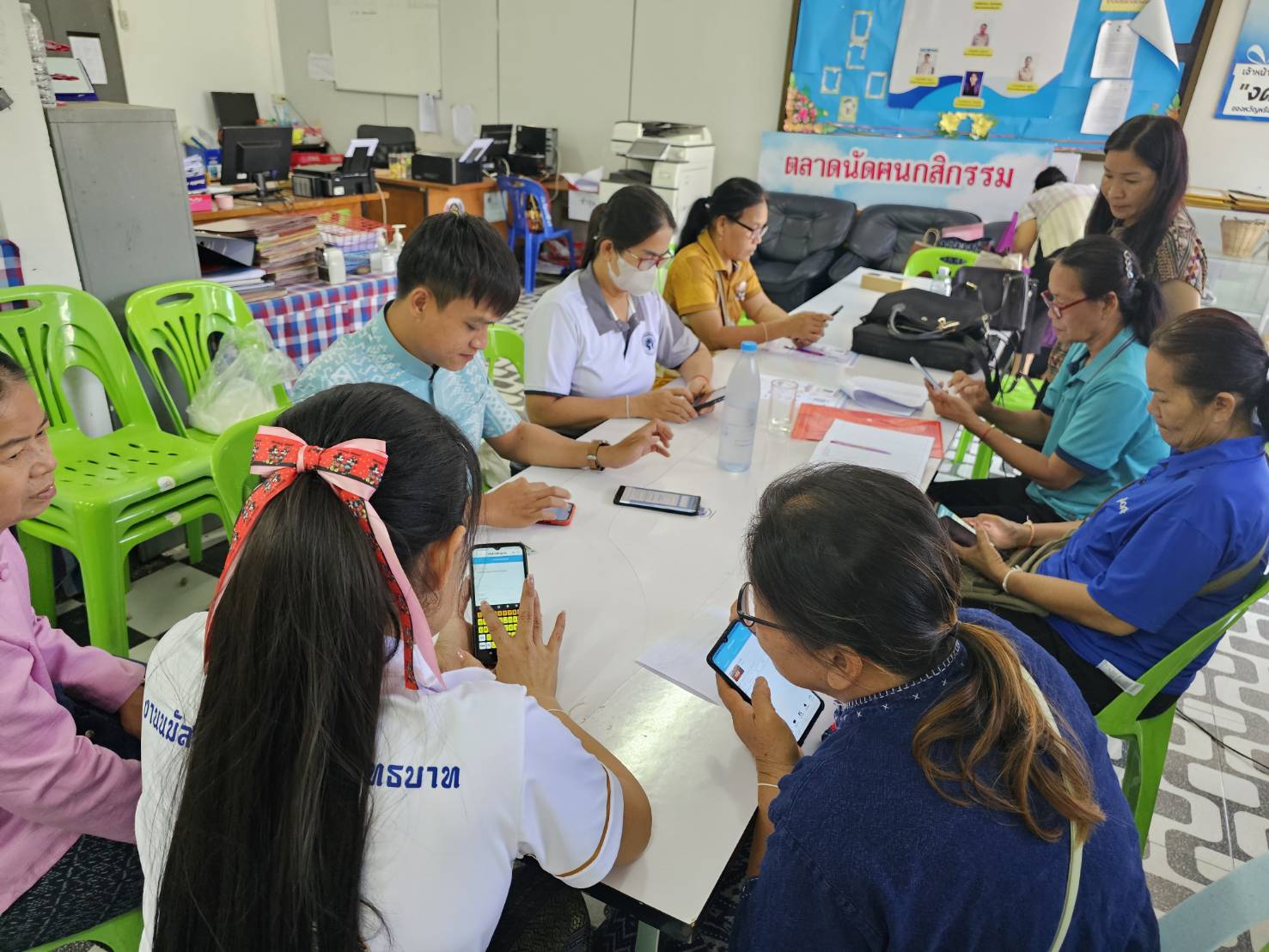 พช.หนองคาย ติดตามและสนับสนุนการจัดเก็บข้อมูลความจำเป็นพื้นฐาน (จปฐ.) ปี 2567 และสนับสนุนผู้ประกอบการ OTOP ลงทะเบียน Shop ชุมชน อำเภอรัตนวาปี