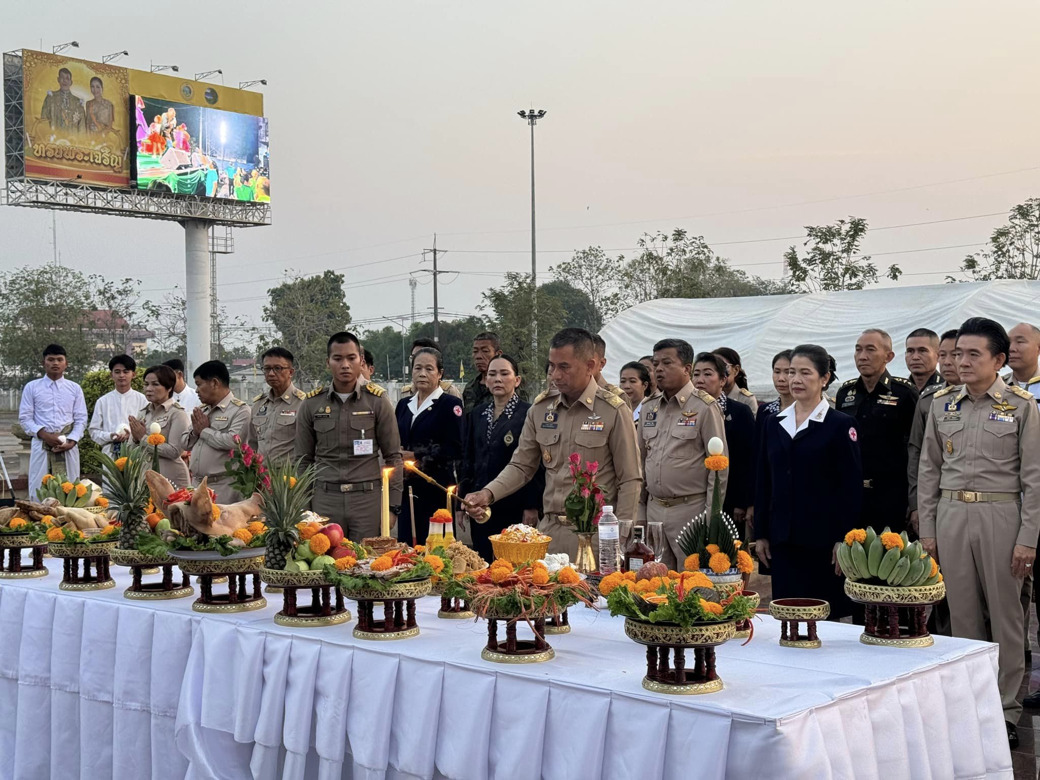 พช.หนองคาย ร่วมพิธีสักการะสิ่งศักดิ์สิทธิ์ พิธีบวงสรวง และทำบุญอุทิศส่วนกุศลให้กับบรรพบุรุษ ในงาน “ฉลองอนุสาวรีย์ปราบฮ่อใต้ร่มพระบารมี 197 ปี เมืองหนองคาย และงานกาชาด พ.ศ.2567”