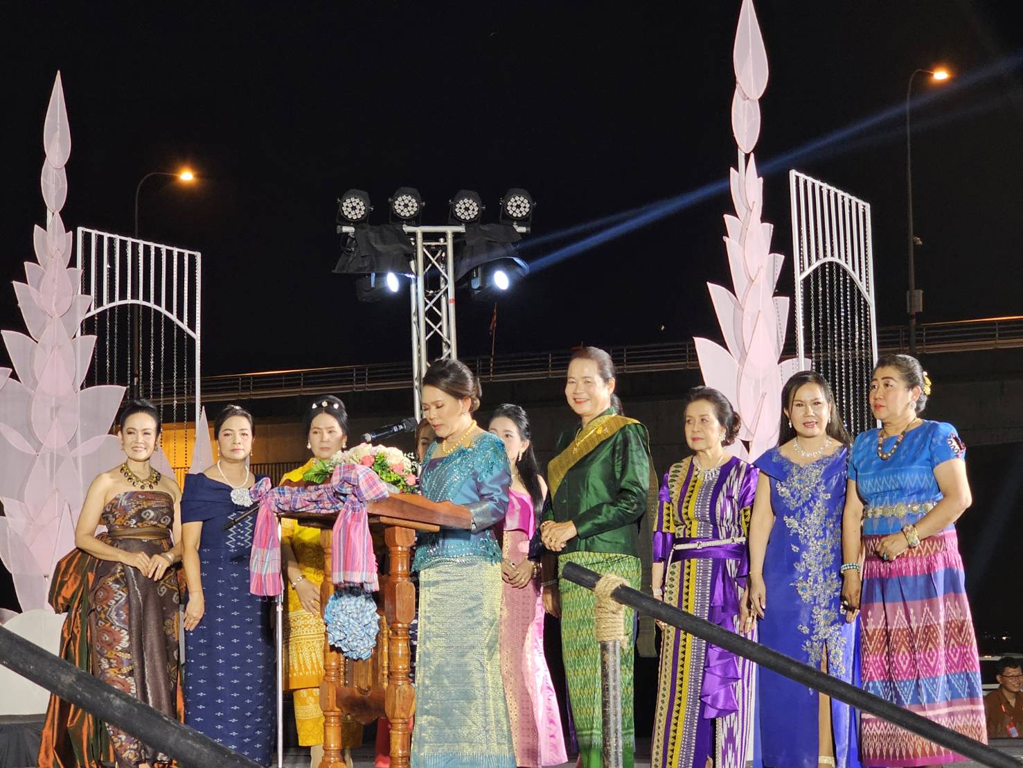 จังหวัดหนองคาย เดินแบบผ้าไทยเพื่อการกุศล “ผ้าไทย ใส่ให้สนุก” ประจำปี พ.ศ. 2567 “เสน่ห์ผ้า เสน่ห์เมืองหนองคาย”