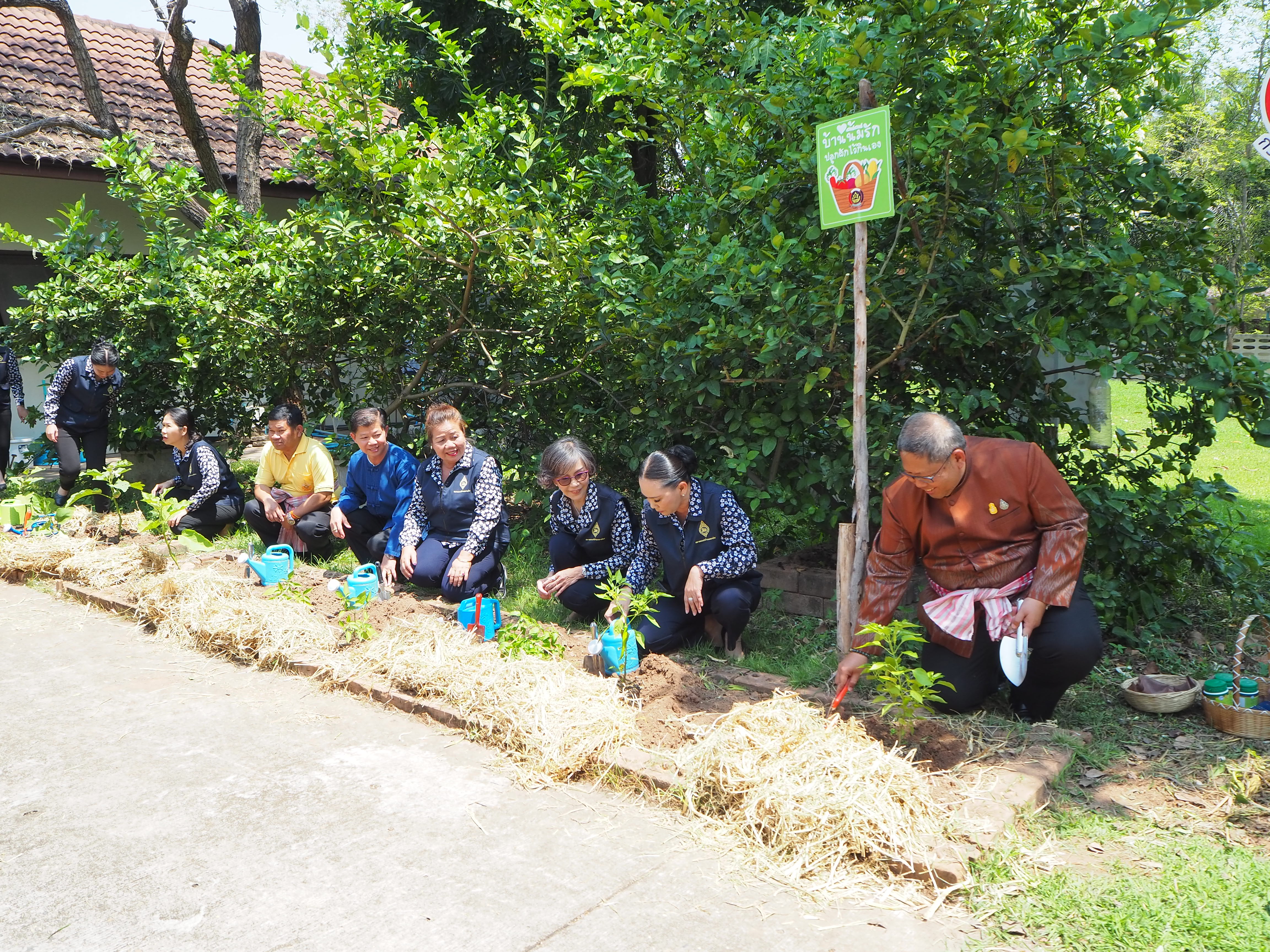 ผู้ว่าฯ หนองคาย ขับเคลื่อนนโยบายกระทรวงมหาดไทย ผ่านการน้อมนำแนวพระราชดำริของสมเด็จพระกนิษฐาธิราชเจ้า กรมสมเด็จพระเทพรัตนราชสุดา ฯ สยามบรมราชกุมารี สู่ปฏิบัติการปลูกผักสวนครัว เพื่อสร้างความมั่นคงทางอาหาร และ โครงการ “ผ้าไทยใส่ให้สนุก”