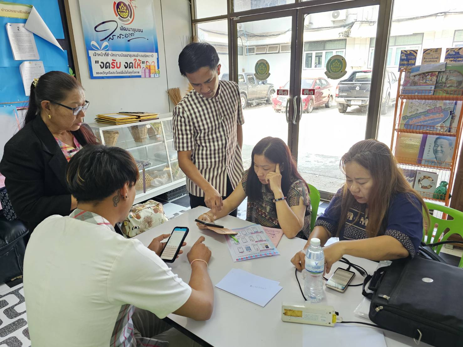 พช.หนองคาย ติดตามและสนับสนุนการจัดเก็บข้อมูลความจำเป็นพื้นฐาน (จปฐ.) ปี 2567 และสนับสนุนผู้ประกอบการ OTOP ลงทะเบียน Shop ชุมชน อำเภอรัตนวาปี