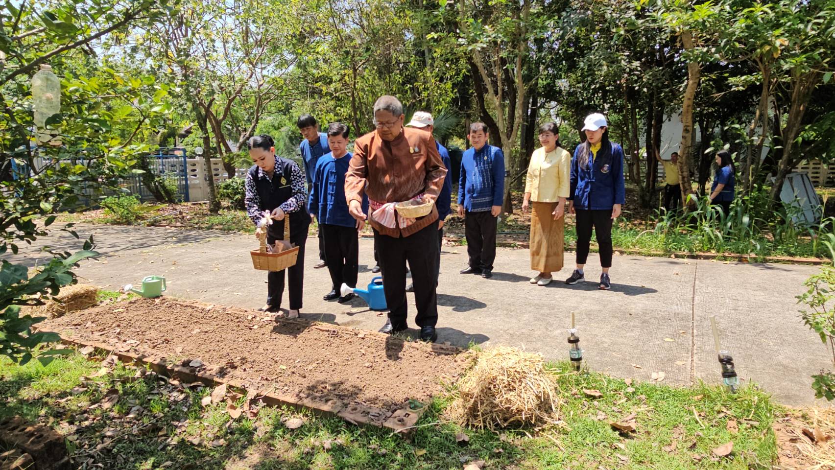 ผู้ว่าฯ หนองคาย ขับเคลื่อนนโยบายกระทรวงมหาดไทย ผ่านการน้อมนำแนวพระราชดำริของสมเด็จพระกนิษฐาธิราชเจ้า กรมสมเด็จพระเทพรัตนราชสุดา ฯ สยามบรมราชกุมารี สู่ปฏิบัติการปลูกผักสวนครัว เพื่อสร้างความมั่นคงทางอาหาร และ โครงการ “ผ้าไทยใส่ให้สนุก”