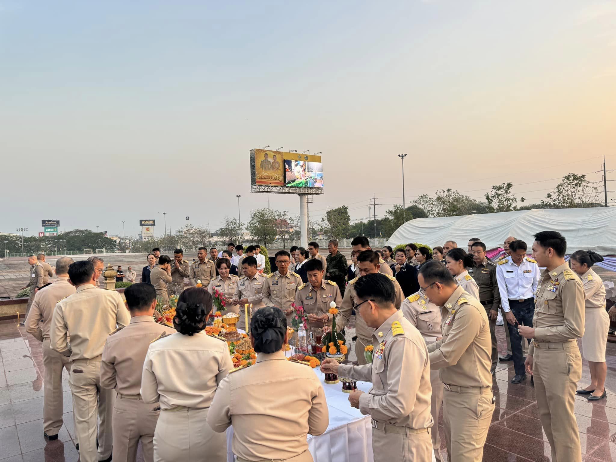 พช.หนองคาย ร่วมพิธีสักการะสิ่งศักดิ์สิทธิ์ พิธีบวงสรวง และทำบุญอุทิศส่วนกุศลให้กับบรรพบุรุษ ในงาน “ฉลองอนุสาวรีย์ปราบฮ่อใต้ร่มพระบารมี 197 ปี เมืองหนองคาย และงานกาชาด พ.ศ.2567”