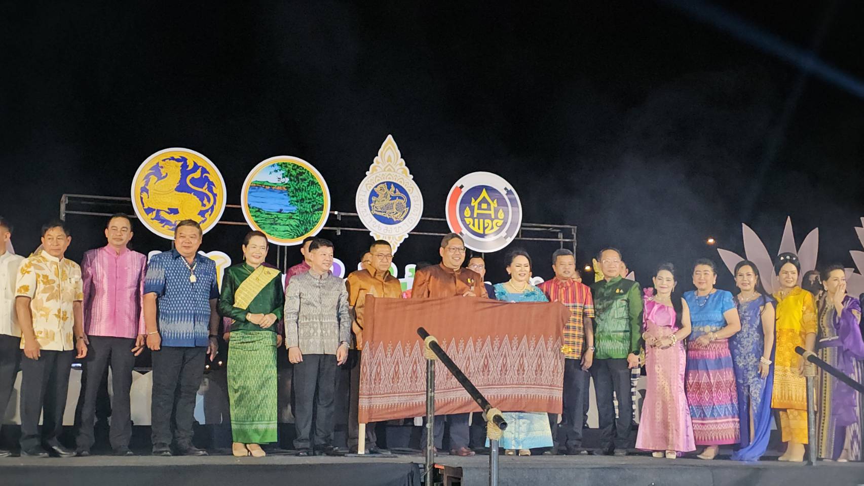 จังหวัดหนองคาย เดินแบบผ้าไทยเพื่อการกุศล “ผ้าไทย ใส่ให้สนุก” ประจำปี พ.ศ. 2567 “เสน่ห์ผ้า เสน่ห์เมืองหนองคาย”