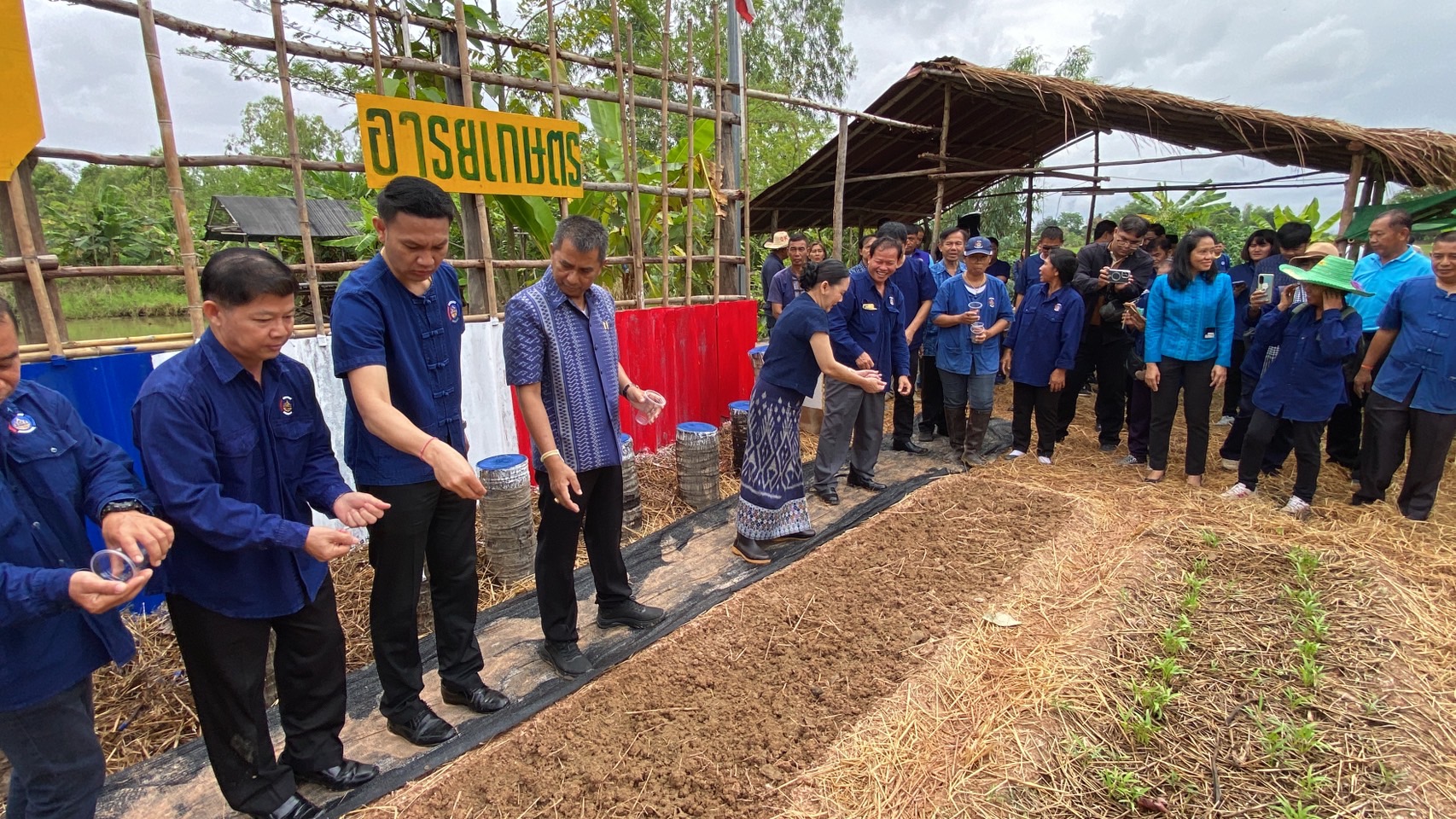 พช.หนองคาย น้อมนำหลักปรัชญาของเศรษฐกิจพอเพียงผ่านการดำเนินโครงการศูนย์เรียนรู้เฉลิมพระเกียรติพระบาทสมเด็จพระเจ้าอยู่หัว เนื่องในโอกาสมหามงคลเฉลิมพระชนมพรรษา 6 รอบ 28 กรกฎาคม 2567 ณ ศูนย์เรียนรู้ต้นแบบฯ “โคก หนอง นา โมเดล” อำเภอศรีเชียงใหม่