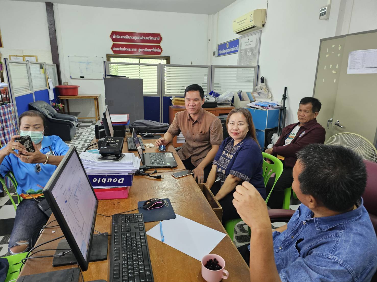 พช.หนองคาย ติดตามและสนับสนุนการจัดเก็บข้อมูลความจำเป็นพื้นฐาน (จปฐ.) ปี 2567 และสนับสนุนผู้ประกอบการ OTOP ลงทะเบียน Shop ชุมชน อำเภอรัตนวาปี