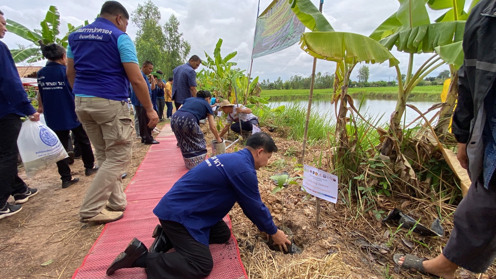 พช.หนองคาย น้อมนำหลักปรัชญาของเศรษฐกิจพอเพียงผ่านการดำเนินโครงการศูนย์เรียนรู้เฉลิมพระเกียรติพระบาทสมเด็จพระเจ้าอยู่หัว เนื่องในโอกาสมหามงคลเฉลิมพระชนมพรรษา 6 รอบ 28 กรกฎาคม 2567 ณ ศูนย์เรียนรู้ต้นแบบฯ “โคก หนอง นา โมเดล” อำเภอศรีเชียงใหม่