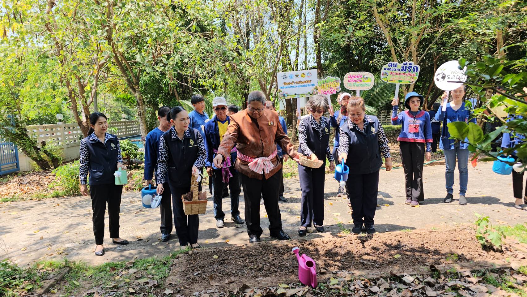 ผู้ว่าฯ หนองคาย ขับเคลื่อนนโยบายกระทรวงมหาดไทย ผ่านการน้อมนำแนวพระราชดำริของสมเด็จพระกนิษฐาธิราชเจ้า กรมสมเด็จพระเทพรัตนราชสุดา ฯ สยามบรมราชกุมารี สู่ปฏิบัติการปลูกผักสวนครัว เพื่อสร้างความมั่นคงทางอาหาร และ โครงการ “ผ้าไทยใส่ให้สนุก”