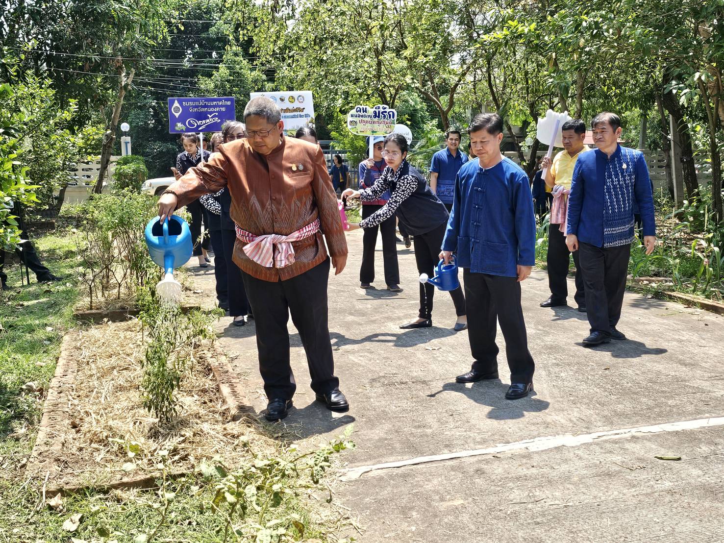 ผู้ว่าฯ หนองคาย ขับเคลื่อนนโยบายกระทรวงมหาดไทย ผ่านการน้อมนำแนวพระราชดำริของสมเด็จพระกนิษฐาธิราชเจ้า กรมสมเด็จพระเทพรัตนราชสุดา ฯ สยามบรมราชกุมารี สู่ปฏิบัติการปลูกผักสวนครัว เพื่อสร้างความมั่นคงทางอาหาร และ โครงการ “ผ้าไทยใส่ให้สนุก”
