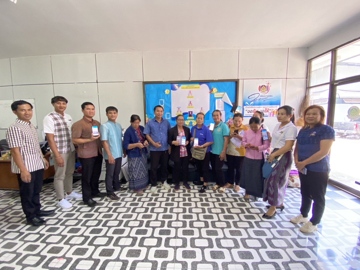 พช.หนองคาย ติดตามและสนับสนุนการจัดเก็บข้อมูลความจำเป็นพื้นฐาน (จปฐ.) ปี 2567 และสนับสนุนผู้ประกอบการ OTOP ลงทะเบียน Shop ชุมชน อำเภอรัตนวาปี