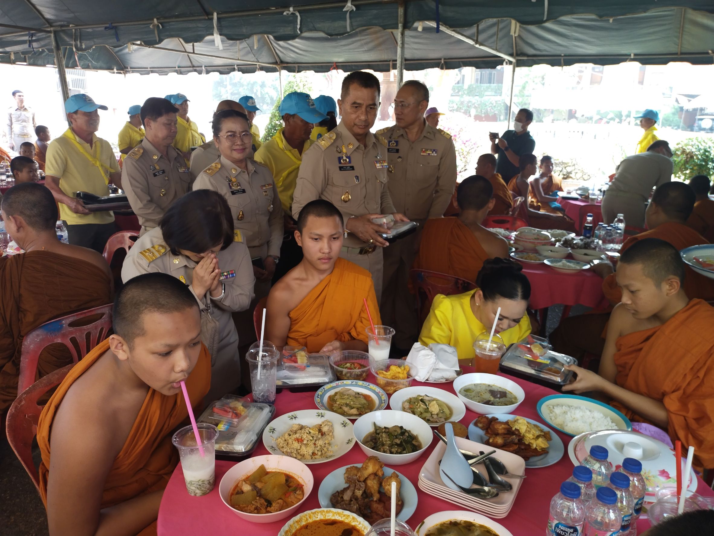 พช.หนองคาย ร่วมพิธีถวายภัตตาหารพระราชทาน แด่พระภิกษุ สารเณร ผู้เข้าร่วมสอบบาลีสนามหลวง ณ วัดโพธิ์ชัย พระอารามหลวง อ.เมือง จ.หนองคาย