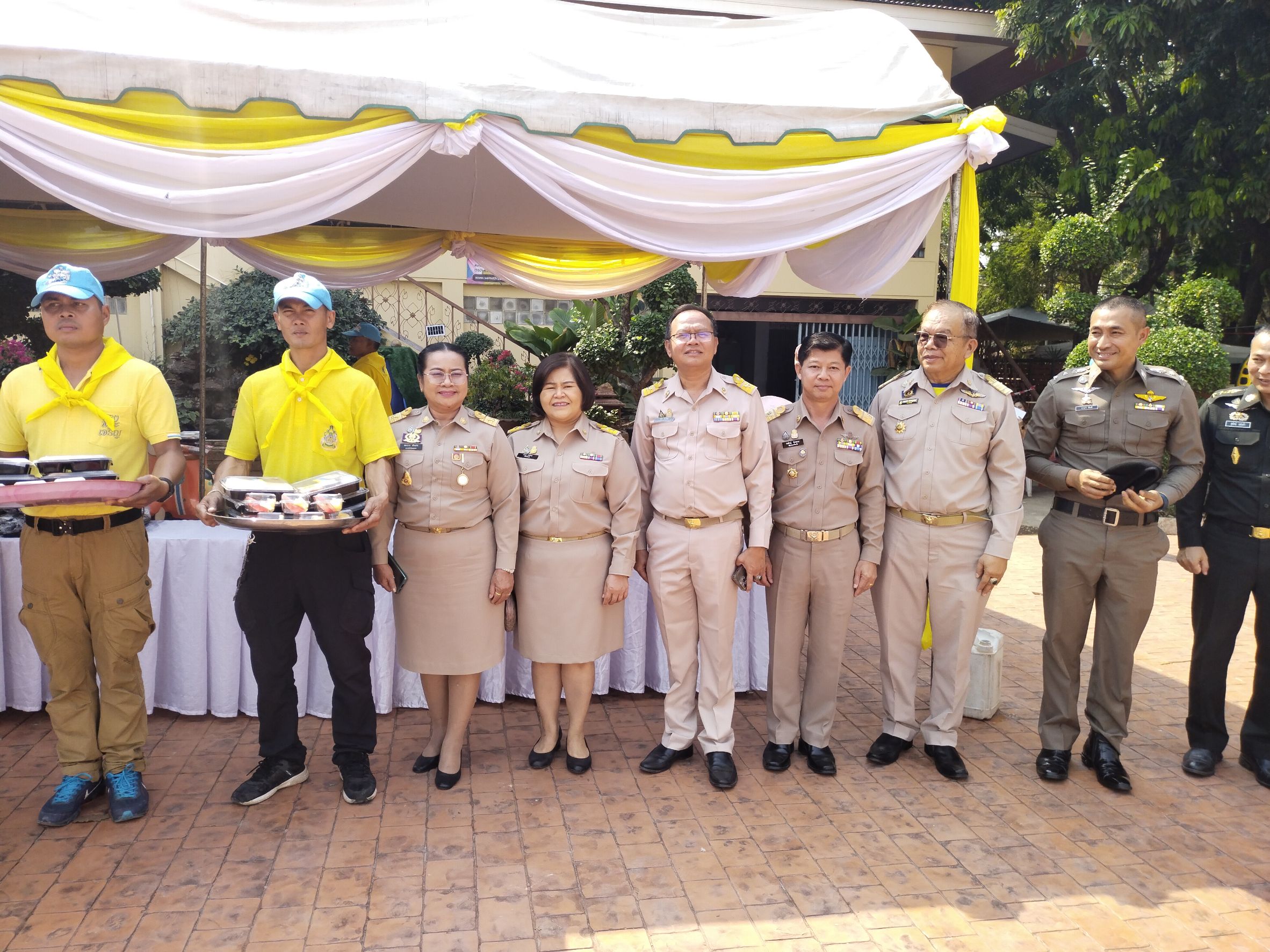 พช.หนองคาย ร่วมพิธีถวายภัตตาหารพระราชทาน แด่พระภิกษุ สารเณร ผู้เข้าร่วมสอบบาลีสนามหลวง ณ วัดโพธิ์ชัย พระอารามหลวง อ.เมือง จ.หนองคาย
