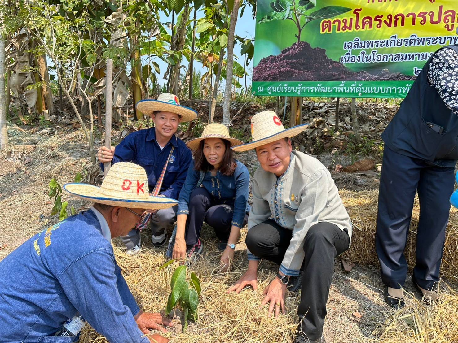 จังหวัดหนองคาย ขับเคลื่อนเศรษฐกิจพอเพียงดำเนินโครงการศูนย์เรียนรู้เฉลิมพระเกียรติพระบาทสมเด็จพระเจ้าอยู่หัว เนื่องในโอกาสมหามงคลเฉลิมพระชนมพรรษา 6 รอบ 28 กรกฎาคม 2567 ณ ศูนย์เรียนรู้ต้นแบบฯ “โคก หนอง นา โมเดล” อำเภอเฝ้าไร่