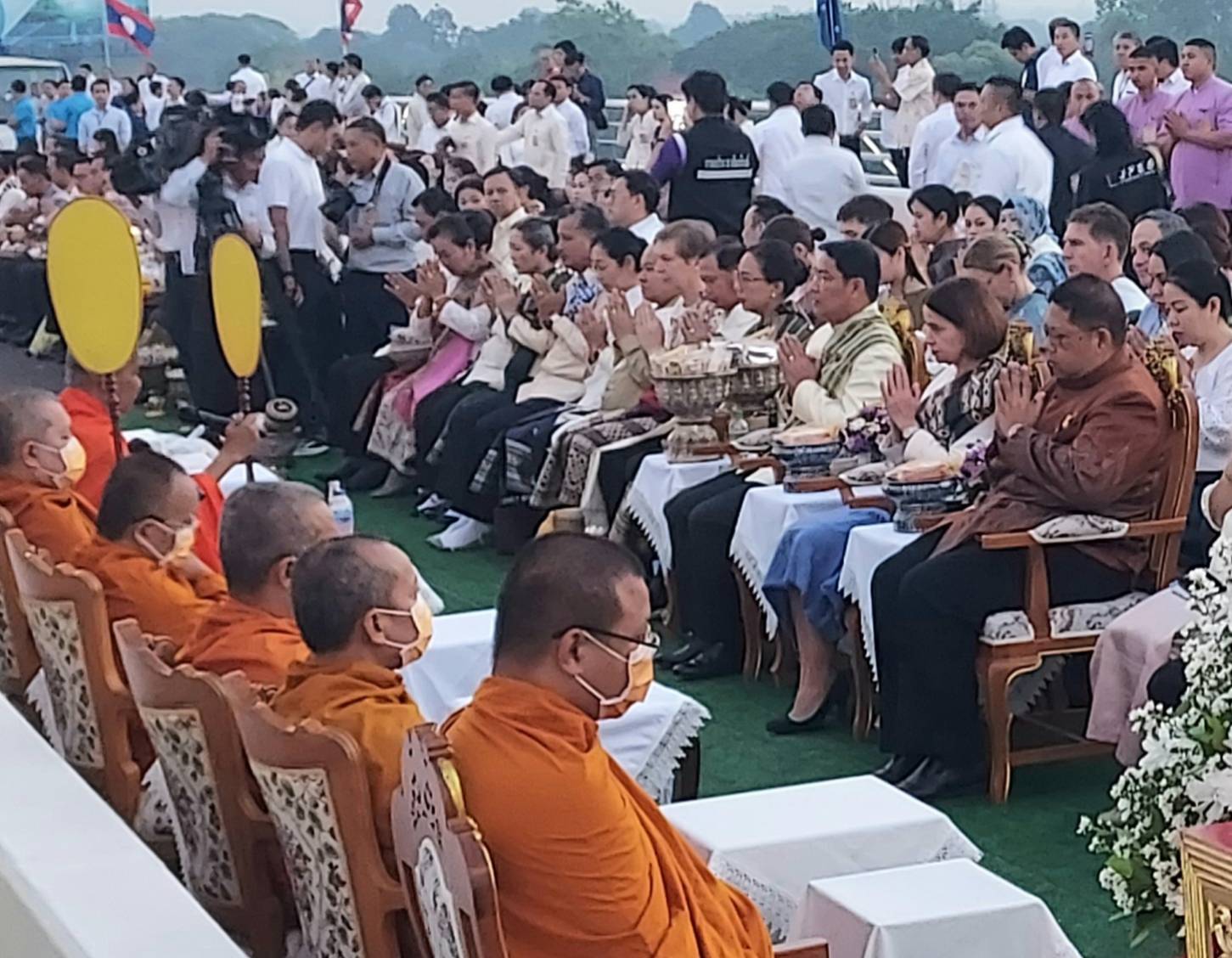 พช.หนองคาย ร่วมกิจกรรมทำบุญตักบาตร เนื่องในการเฉลิมฉลองวันครบรอบ 30 ปี สะพานมิตรภาพไทย-ลาว แห่งที่ 1 (หนองคาย-เวียงจันทร์)