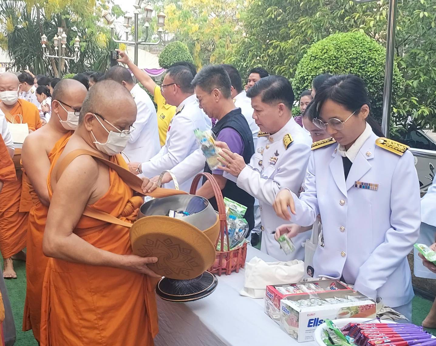 พช.หนองคาย ร่วมพิธีทำบุญตักบาตรถวายพระราชกุศล เนื่องในโอกาสวันคล้ายวันพระราชสมภพ สมเด็จพระกนิษฐาธิราชเจ้า กรมสมเด็จพระเทพรัตนราชสุดาฯ สยามบรมราชกุมารี