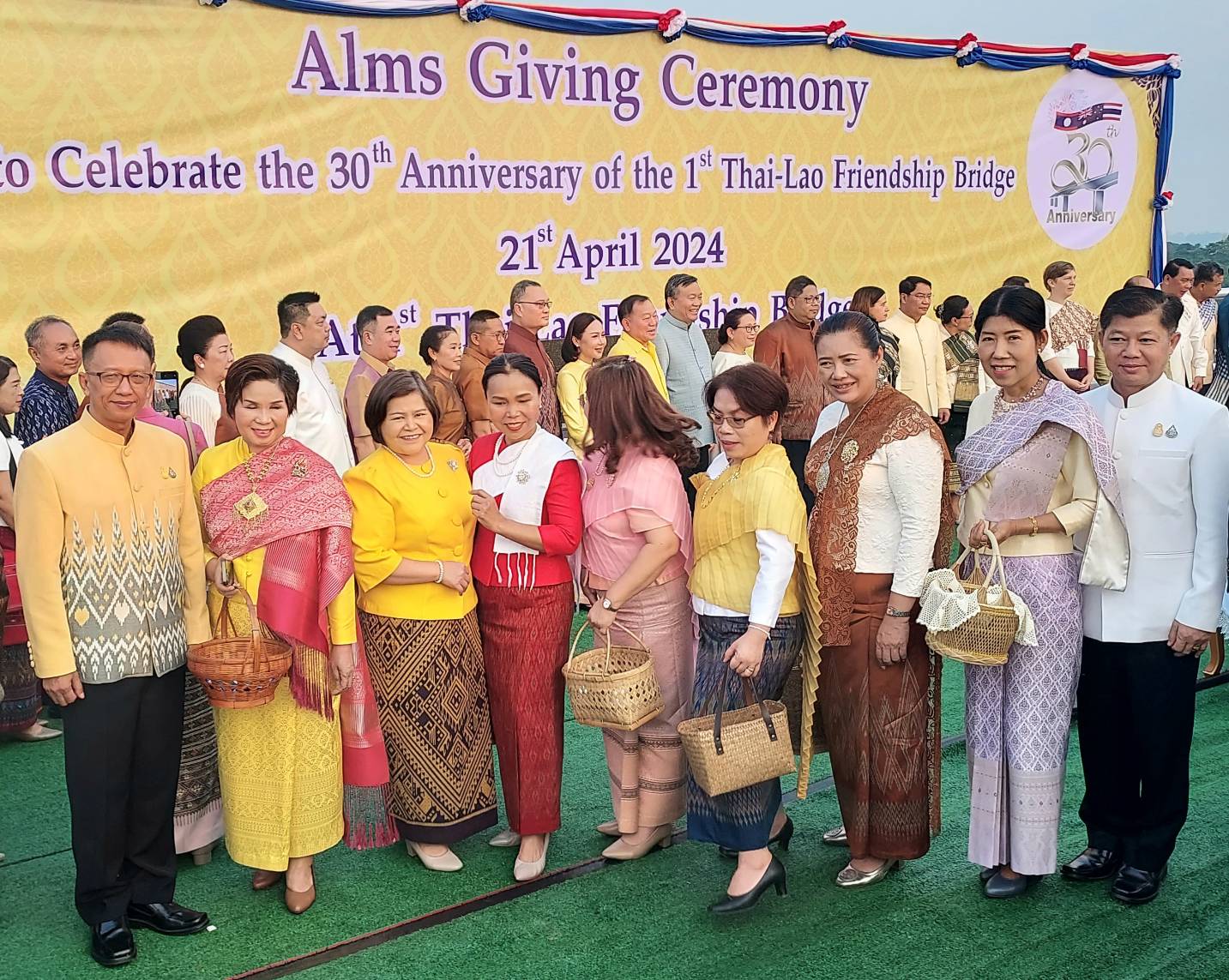 พช.หนองคาย ร่วมกิจกรรมทำบุญตักบาตร เนื่องในการเฉลิมฉลองวันครบรอบ 30 ปี สะพานมิตรภาพไทย-ลาว แห่งที่ 1 (หนองคาย-เวียงจันทร์)