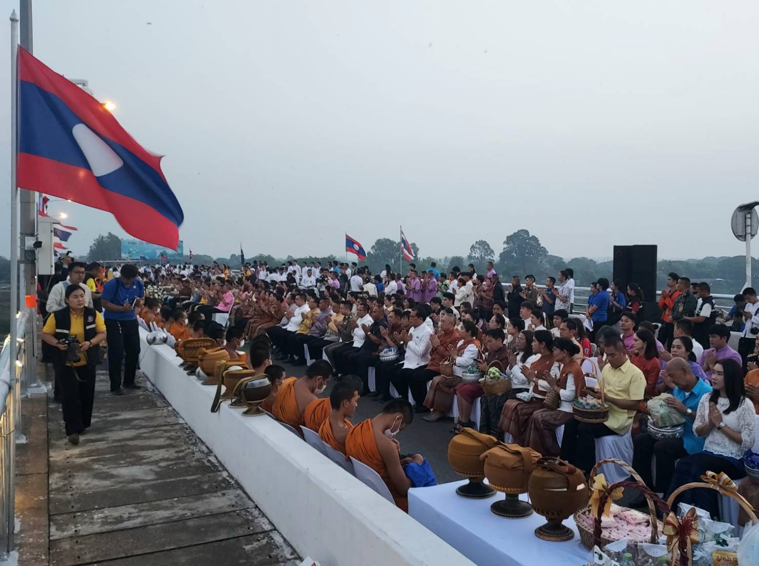 พช.หนองคาย ร่วมกิจกรรมทำบุญตักบาตร เนื่องในการเฉลิมฉลองวันครบรอบ 30 ปี สะพานมิตรภาพไทย-ลาว แห่งที่ 1 (หนองคาย-เวียงจันทร์)