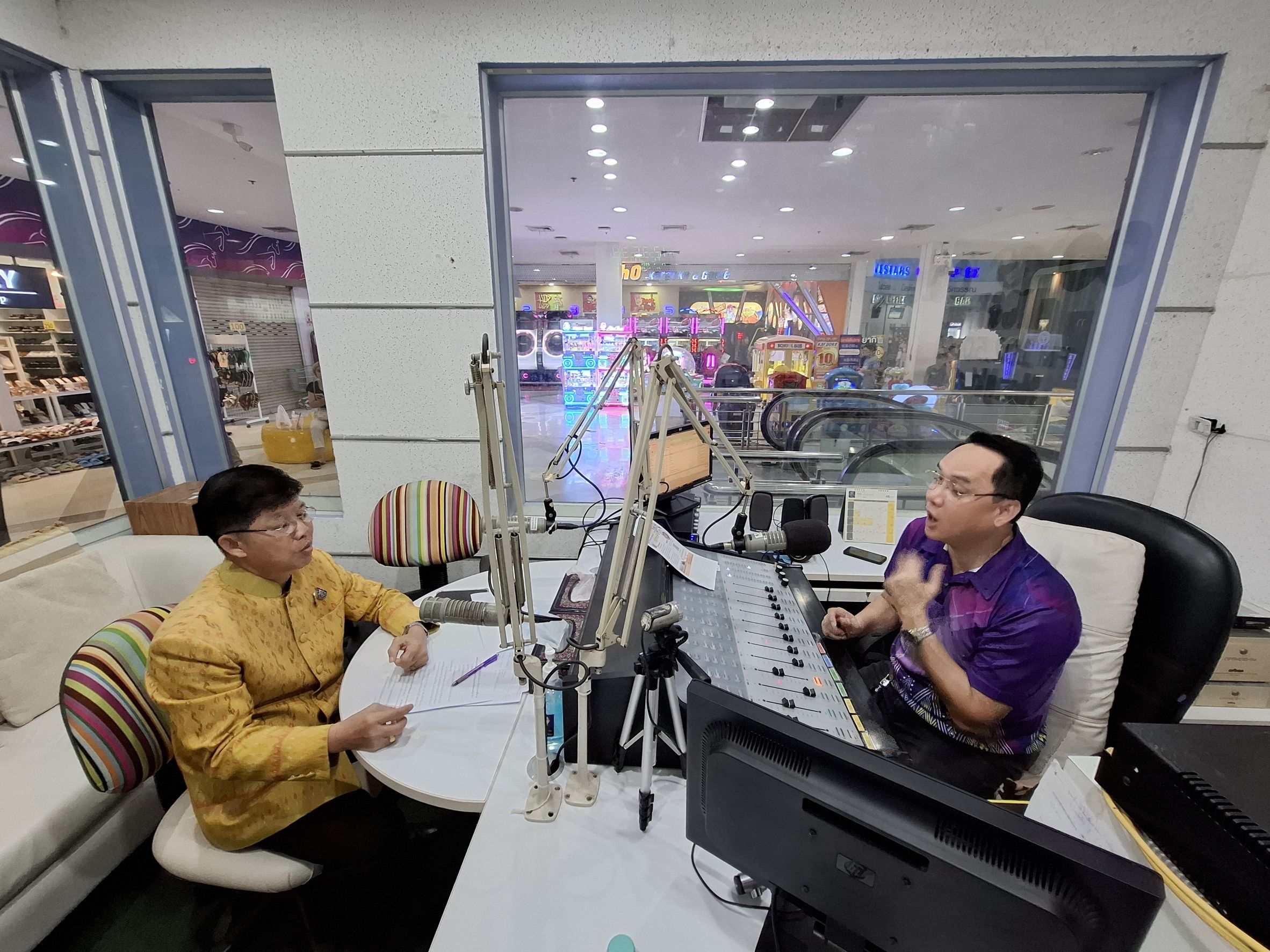 พช.หนองคาย ร่วมจัดรายการวิทยุ ประชาสัมพันธ์การประกวดสุดยอดผ้าจังหวัดหนองคายประจำปี 2567 ในรายการ “อีสาน 360 องศา” อสมท. หนองคาย F.M. 102.50 MHz